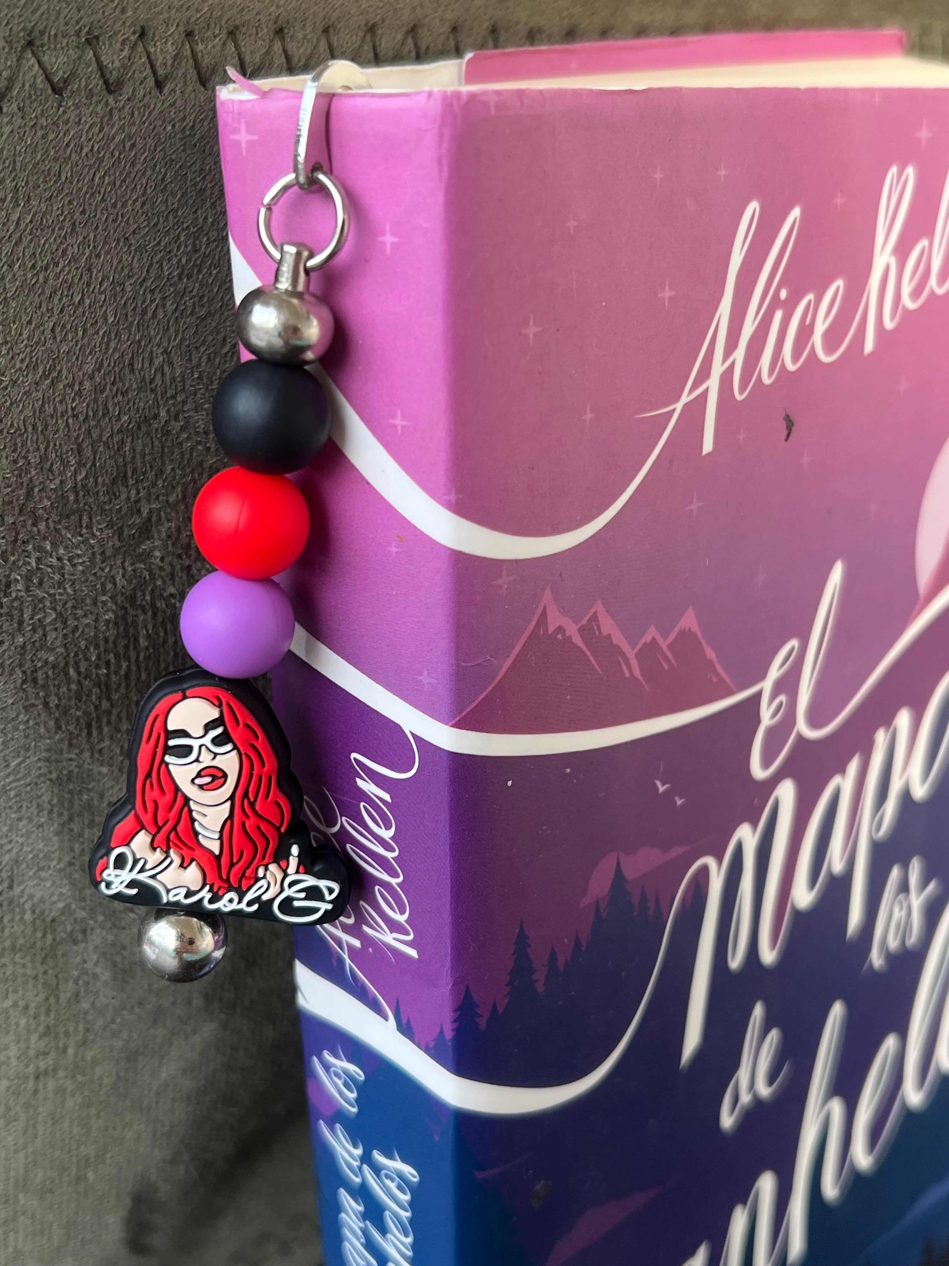 MARCAPÁGINAS LIBRO DE KAROL G ROJO